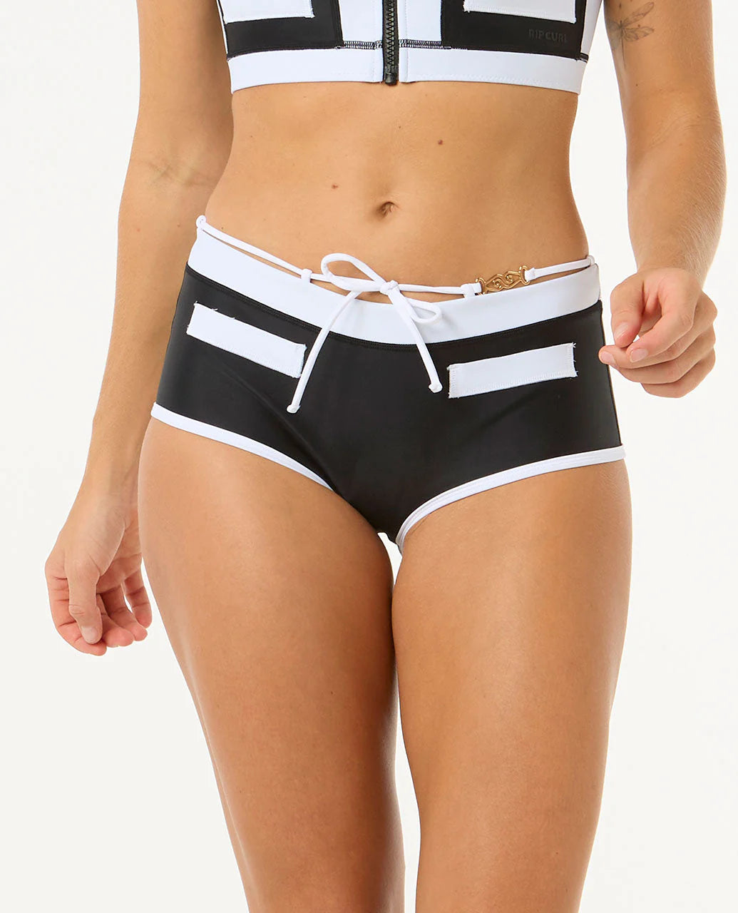 Querida Low Rise Victoria Vergara Short - Black