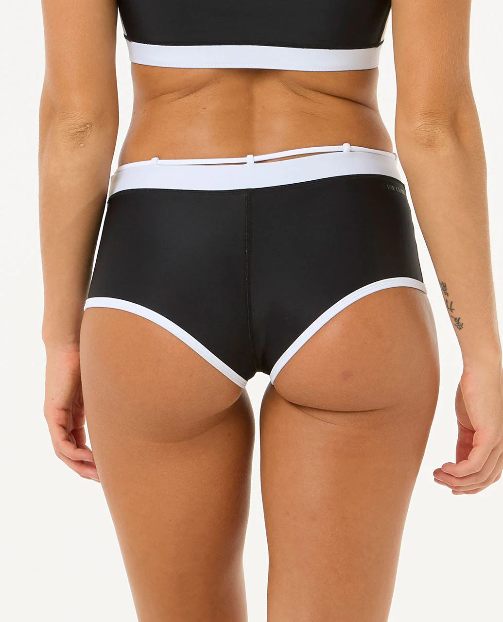 Querida Low Rise Victoria Vergara Short - Black